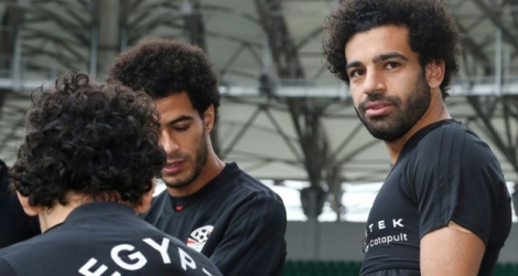 L'attaquant star de l'équipe d'Egypte Mohamed Salah assiste à une séance d'entraînement de ses camarades à Grozny, le 11 juin 2018.