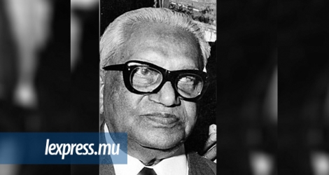 Après sa défaite aux élections de  1982, Sir Seewoosagur Ramgoolam a laisse le poste de Premier ministre à son successeur Anerood Jugnauth. 