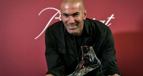 L'emblématique Zinédine Zidane présente à Paris un des 100 pieds gauches en cristal de Baccarat qui seront mis en vente au profit d'ELA, le 12 juin 2018.