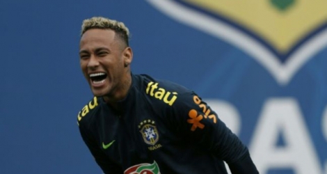 L'attaquant brésilien Neymar avec une coupe rafraîchie, à l'entraînement, le 19 juin 2018 à Sotchi.