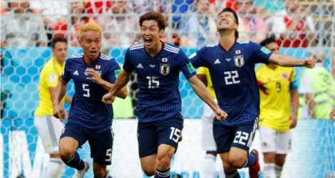 Le Japonais Yuya Osako (c) exulte avec ses coéquipiers après son but contre la Colombie au Mondial, le 19 juin 2018 à Saransk