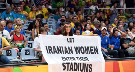 Une femme brandit une bannière où il est écrit «Laissez les femmes iraniennes entrer dans les stades», le 15 août 2016 à Rio de Janeiro lors des JO-2016.