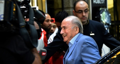 Sepp Blatter, président déchu de la Fifa, accueillit par les médias à son arrivée à l'hôtel St Régis à Moscou, le 19 juin 2018 