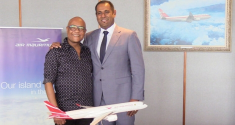Le CEO d’Air Mauritius et Mario Ramsamy, qui a signé «La Musique de Maurice».