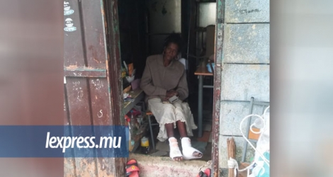 Patricia Ramen, qui vient de se faire opérer des pieds, devra reconstruire sa maison.
