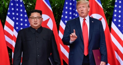 Le président américain Donald Trump se tient aux côtés du leadeur nord-coréen Kim Jong Un, à Singapour, le 12 juin 2018.