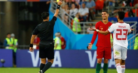 Le Portugais Cristiano Ronaldo écope d'un carton jaune après une faute sur l'Iranien Morteza Pouraliganji, lundi 25 juin 2018 à Saransk.