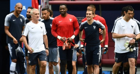 Le sélectionneur de l'équipe de France Didier Deschamps (g) dirige une séance d'entraînement au stade Loujniki, le 25 juin 2018 à Moscou.