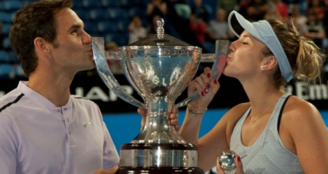 Les Suisses Roger Federer et Belinda Bencic embrassent le trophée après avoir remporté la Hopman Cup, le 6 janvier 2018 à Perth.