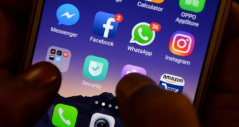 Des applications pour des réseaux sociaux, dont WhatsApp, sur un smartphone à Chennai en Inde le 22 mars 2018 