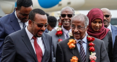 Le Premier ministre éthiopien Ahmed Abiy (g) et le ministre érythréen des Affaires étrangères Osman Saleh (d) à l'aéroport d'Addis Abeba, le 26 juin 2018.