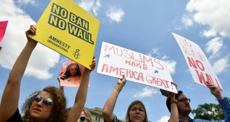 Manifestation devant la Cour suprême contre la validation par la haute cour du décret migratoire du président américain Donald Trump, le 26 juin 2018 à Washington.