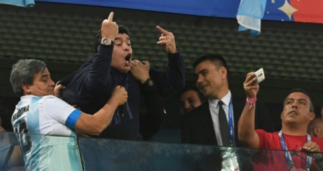 La star du football Diego Maradona réagit à sa manière au but de l'Argentine contre le Nigeria, lors de la Coupe du monde en Russie, le 26 juin 2018 à Saint-Pétersbourg.