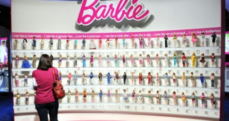 Mattel lance la poupée Barbie «ingénieure en robotique», pour moderniser son image.
