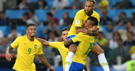 Le Brésilien Paulinho (c) félicité par Neymar, Gabriel Jesus et Philippe Coutinho, après son but contre la Serbie, le 27 juin 2018 à Moscou.