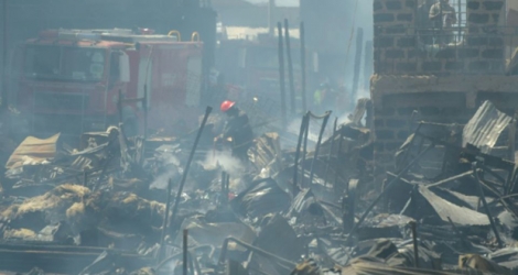 Le marché de Gikomba, dans l'est de Nairobi, a été touché par un incendie qui s'est déclaré vers 02H00 du matin dans un dépôt de bois.