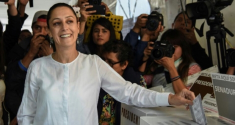 Claudia Sheinbaum, candidate du parti de gauche Morena au poste de gouverneur de Mexico, vote aux élections générales, le 1er juillet 2018 à Mexico.