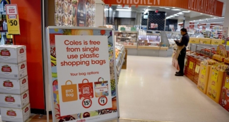 Un panneau informe les clients d'un supermarché Coles que les sacs plastiques gratuits ne sont plus à disposition, le 2 juillet 2018 à Sydney, en Australie.