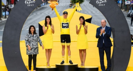 Le Britannique Chris Froome sur le podium de la victoire au Tour de France 2017, aux Champs-Elysées, le 23 juillet 2017.