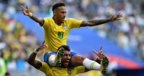 Neymar Jr porté en triomphe par Paulinho, après avoir ouvert le score pour le Brésil contre le Mexique à Samara.