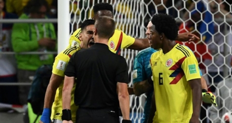 Le capitaine de la Colombie, Radamel Falcao (g), crie contre l'arbitre américain Mark Geiger (de dos) lors du 8e de finale face à l'Angleterre, à Moscou, le 3 juillet 2018.