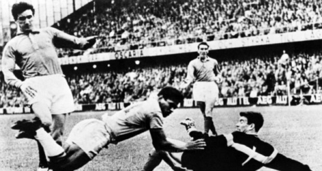 L'attaquant brésilien Garrincha à la lutte avec le gardien français Claude Abbes en demi-finale du Mondial suédois à Stockholm.