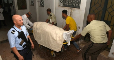 Des membres du personnel hospitalier et des colleguès transportent le corps d'un des six membres des forces de l'ordre tués dans le nord-ouest de la Tunisie dans une attaque «terroriste», selon les autorités, le 8 juillet 2018 à Tunis.