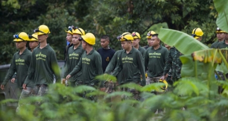Des soldats thaïlandais près de la grotte Tham Luang au deuxième jour de l'opération de sauvetage des enfants qui y sont bloqués, le 9 juillet 2018.