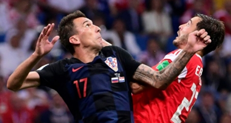 L'attaquant croate Mario Mandzukic (g) à la lutte avec le milieu russe Aleksandr Erokhin lors du quart de finale, à Sotchi, le 7 juillet 2018.