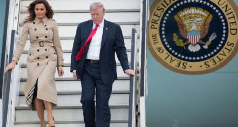Le président américain Donald Trump et la première dame Melania Trump sortent de l'Air Force One à leur arrivée à Bruxelles, le 10 juillet 2018.