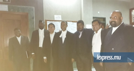 Kaviraj Bokhoree entouré de son équipe d’avocats, ce mercredi 11 juillet, en cour de district de Port-Louis.
