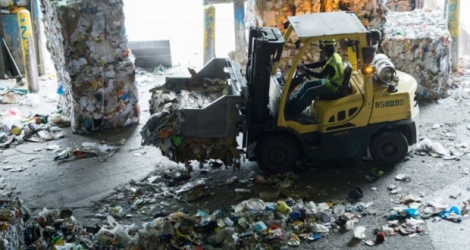 Des déchets plastiques et des papiers compactés à l'usine de recyclage de la société Waste Management à Elkridge, le 28 juin 2018 dans le Maryland 