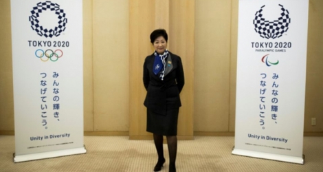 La gouverneure de Tokyo Yuriko Koike pose avec les emblèmes des JO d'été 20120 de Tokyo (olympiques et paralympiques), le 28 février 2018 à Tokyo 
