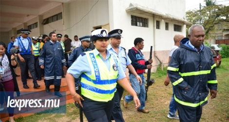 La police était présente dans les centres de refuge ce lundi 16 juillet.