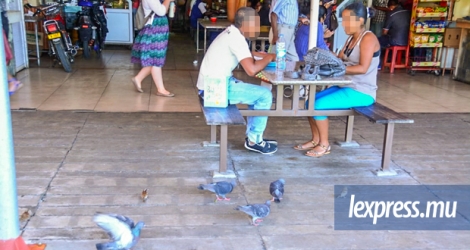 Entre pigeons et manque de ventilation, les marchands pestent au bazar de Flacq.