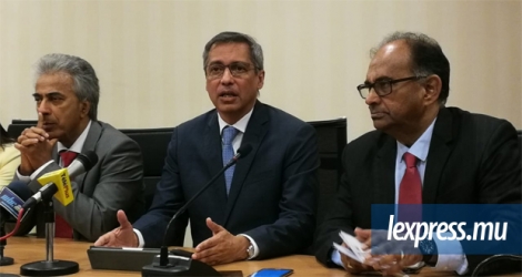 (De g. à dr.) Arvin Boolell, Xavier-Luc Duval et Alan Ganoo lors d’une conférence de presse à l’Assemblée nationale le 17 juillet 2018.