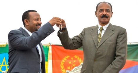 Le Premier ministre éthiopien Abiy Ahmed (g) et le président erythréen Issaias Afeworki célébrent la réouverture de l'ambassade érythréenne à Addis Abeba le 16 juillet 2018 