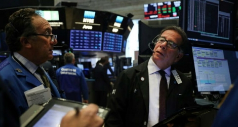 La Bourse de New York reculait légèrement à l'ouverture mardi, prudente avant une intervention du président de la Banque centrale américaine et lestée par la chute du titre de Netflix.