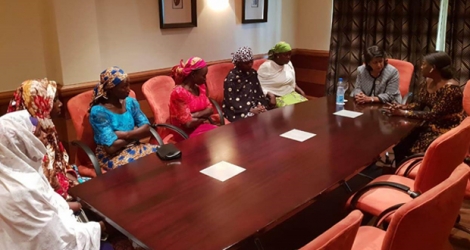 Ameenah Gurib-Fakim, mercredi 18 juillet, avec des parents de filles de Chibok et Dapchi qui devraient être bientôt relâchées, à Lagos.