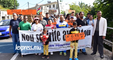 C’est munis de pancartes que les habitants de Vallée-des-Prêtres ont participé à une marche pacifique ce dimanche 22 juillet.