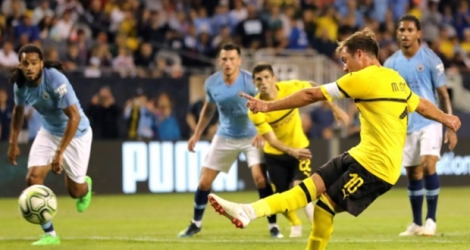 Le capitaine du Borussia Dortmund Mario Götze transforme un penalty contre Manchester City en match de pré-saison à Chicago, le20 juillet 2018.