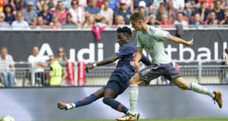 Le Parisien Timothy Weah (g), à la lutte avec le défenseur Josip Stanisic, ouvre le score contre le Bayern Munich lors d'un match amical, le 21 juillet à Klagenfurt en Autriche.