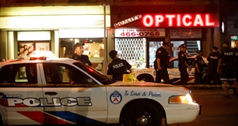 Des policiers sur les lieux d'une fusillade dans le quartier grec de Toronto, le 23 juillet 2018 au Canada 