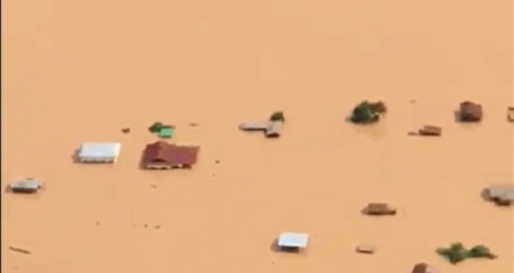 Photo tirée d'une vidéo de la chaîne ABC Laos montrant une vue aérienne des inondations provoquées par l'effondrement d'un barrage dans la province d'Attapeu (sud-est du Laos) 