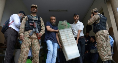 Des soldats pakistanais en faction le 24 juillet 2018 à Islamabad lors d'une distribution de matériel électoral à la veille du scrutin législatif.