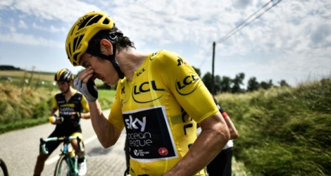 Le maillot jaune du Tour de France Geraint Thomas les yeux en larmes après des jets de gaz lacrymogène au passage du peloton, lors de la 16e étape, le 24 juillet 2018 entre Carcassonne et Bagnères-de-Luchon 