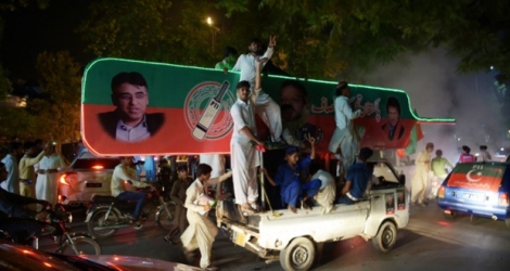 Des partisans de l'ancien champion de cricket Imran Khan, chef du Pakistan Tehreek-e-Insaf (PTI) manifestent leur joie dans une rue d'Islamabad le 25 juillet 2018.