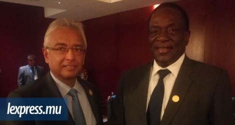 Pravind Jugnauth et le président du Zimbabwe, Emmerson Mnangwa, lors du sommet de l’Union africaine, en Éthiopie, en janvier.