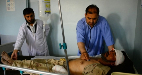 Un homme blessé dans un bus qui a sauté sur une mine est soigné à Hérat, dans l'ouest de l'Afghanistan, le 31 juillet 2018