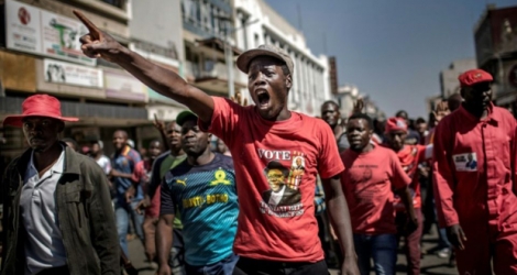 Des partisans de l'opposition manifestent dans les rues de Harare le 1er août 2018, accusant la commission électorale de truquer les résultats des élections générales.